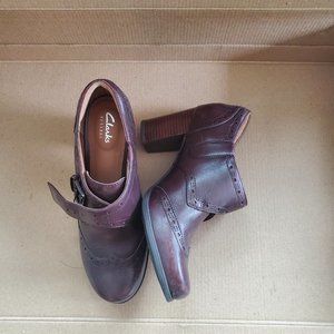 Clarks Artisan burgandy heel wingtips sz 7M